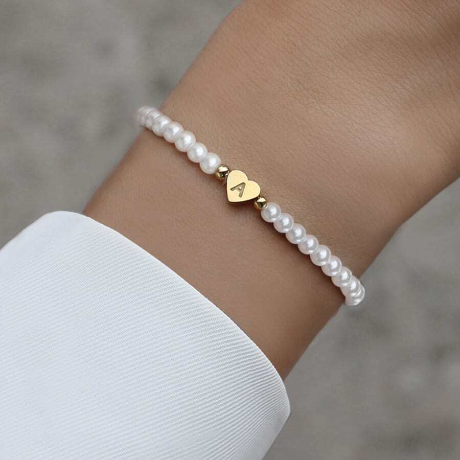 Perlenarmband Damen mit graviertem Herz-Anhänger, elegant und persönlich - 1 - Marlena-atelier