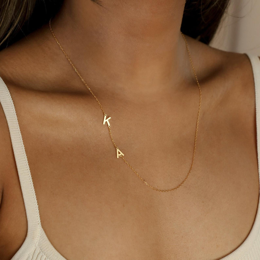 Halskette Damen goldfarben mit seitlichen Initialen, elegant für jeden Anlass - 1 - Marlena-atelier