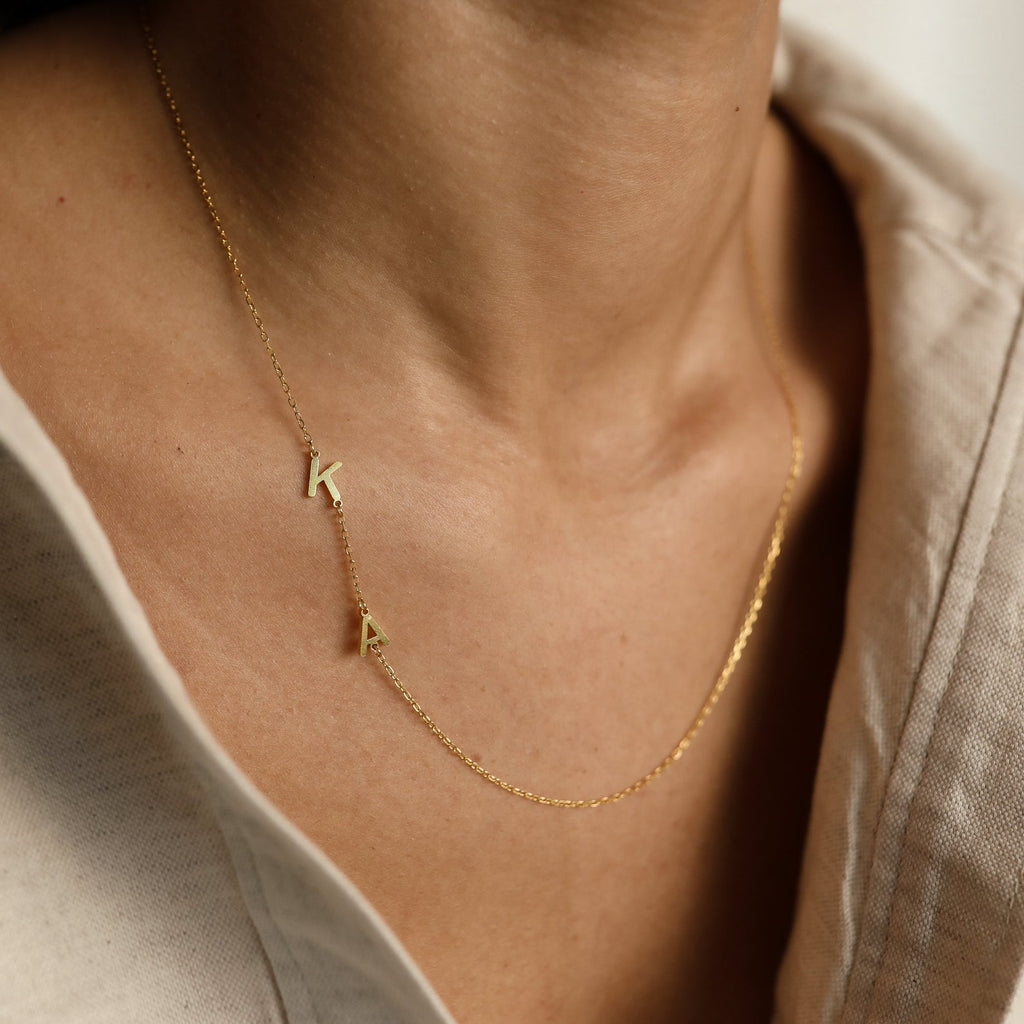 Halskette Damen goldfarben mit seitlichen Initialen, elegant für jeden Anlass - 2 - Marlena-atelier