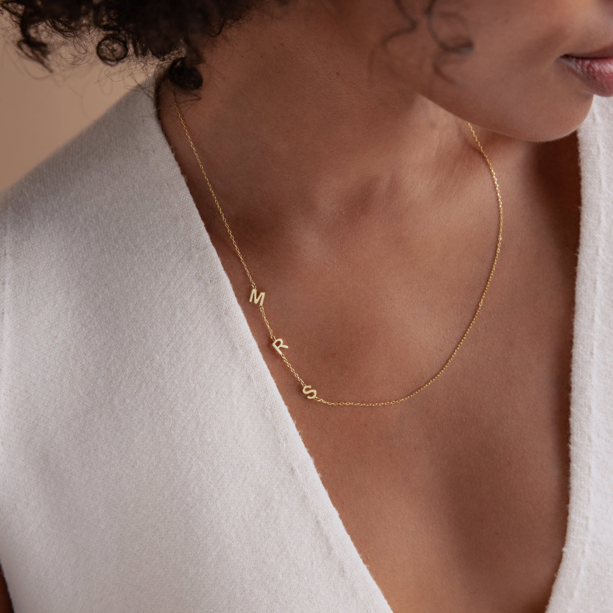 Halskette Damen goldfarben mit seitlichen Initialen, elegant für jeden Anlass - 3 - Marlena-atelier