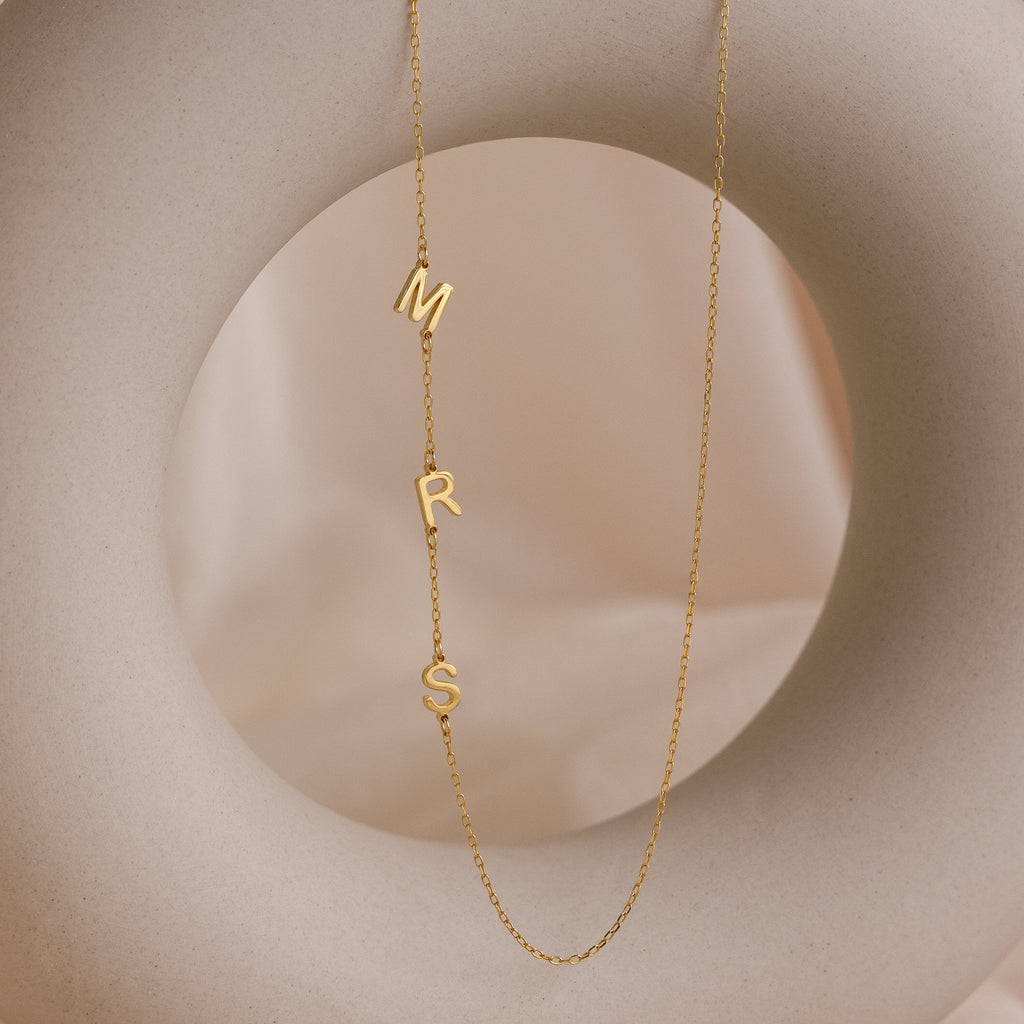 Halskette Damen goldfarben mit seitlichen Initialen, elegant für jeden Anlass - 4 - Marlena-atelier