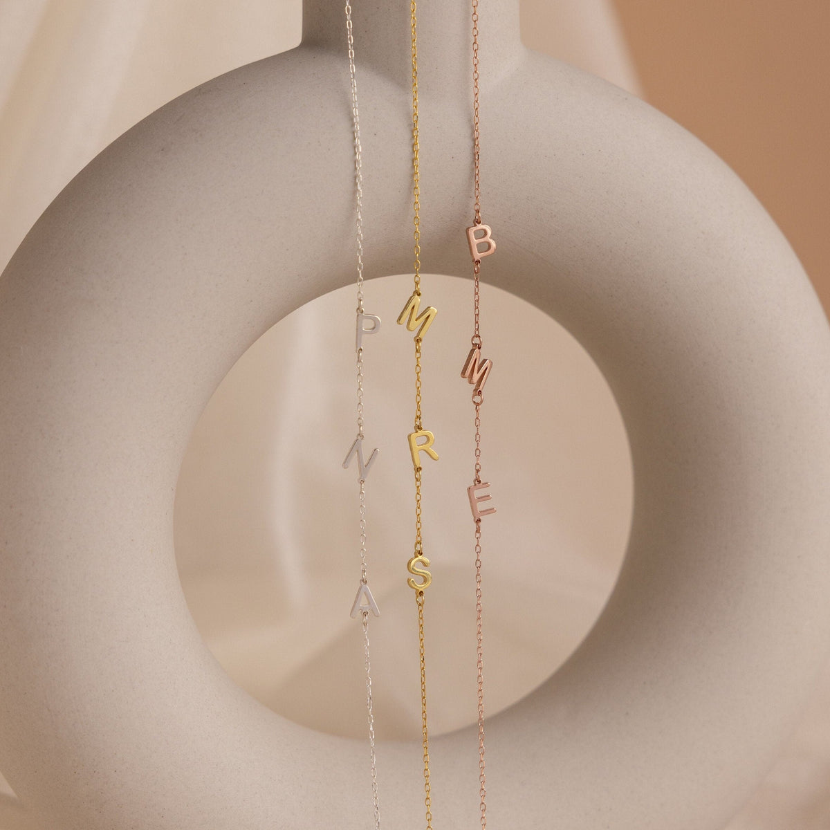 Halskette Damen goldfarben mit seitlichen Initialen, elegant für jeden Anlass - 5 - Marlena-atelier
