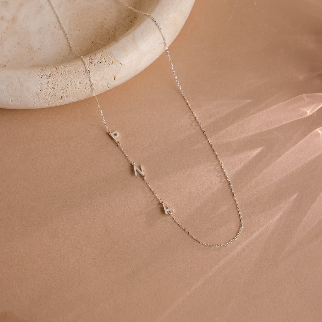 Halskette Damen goldfarben mit seitlichen Initialen, elegant für jeden Anlass - 6 - Marlena-atelier