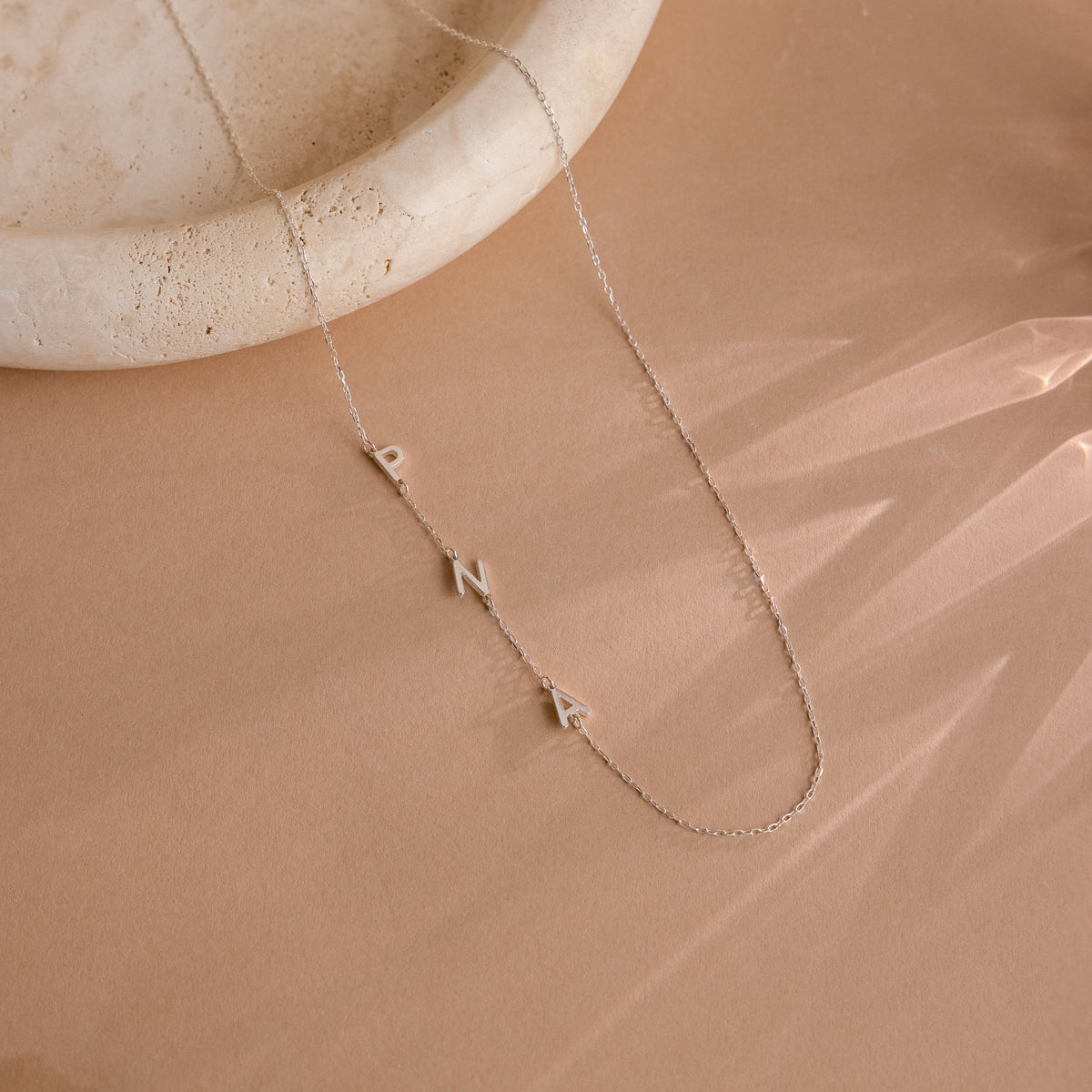 Halskette Damen goldfarben mit seitlichen Initialen, elegant für jeden Anlass - 6 - Marlena-atelier