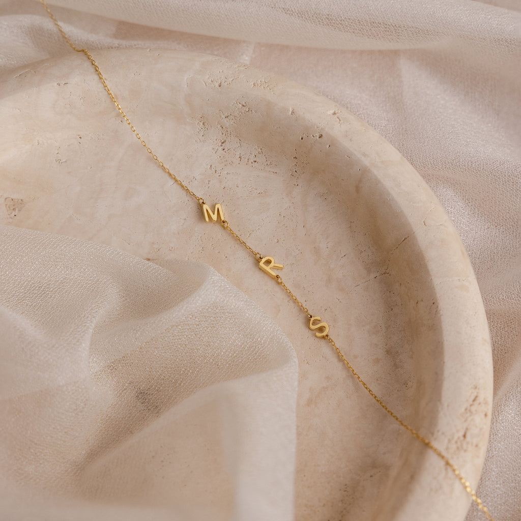 Halskette Damen goldfarben mit seitlichen Initialen, elegant für jeden Anlass - 7 - Marlena-atelier
