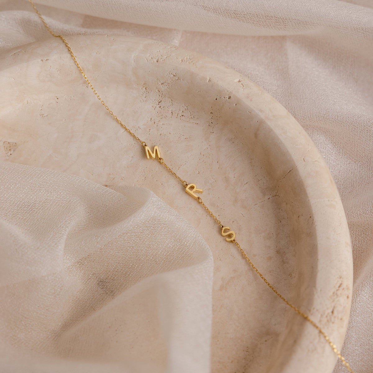 Halskette Damen goldfarben mit seitlichen Initialen, elegant für jeden Anlass - 7 - Marlena-atelier