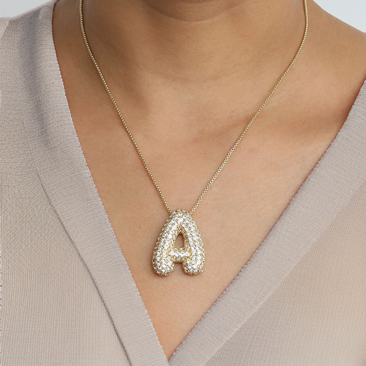 Halskette Damen goldfarben mit Initial-Anhänger, glamourös für besondere Anlässe - 1 - Marlena-atelier