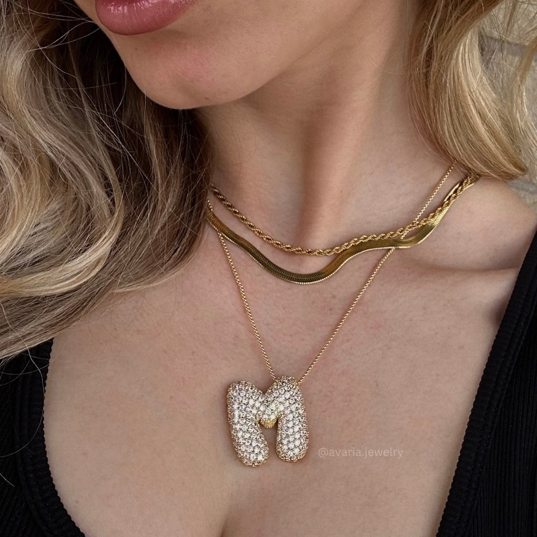 Halskette Damen goldfarben mit Initial-Anhänger, glamourös für besondere Anlässe - 2 - Marlena-atelier