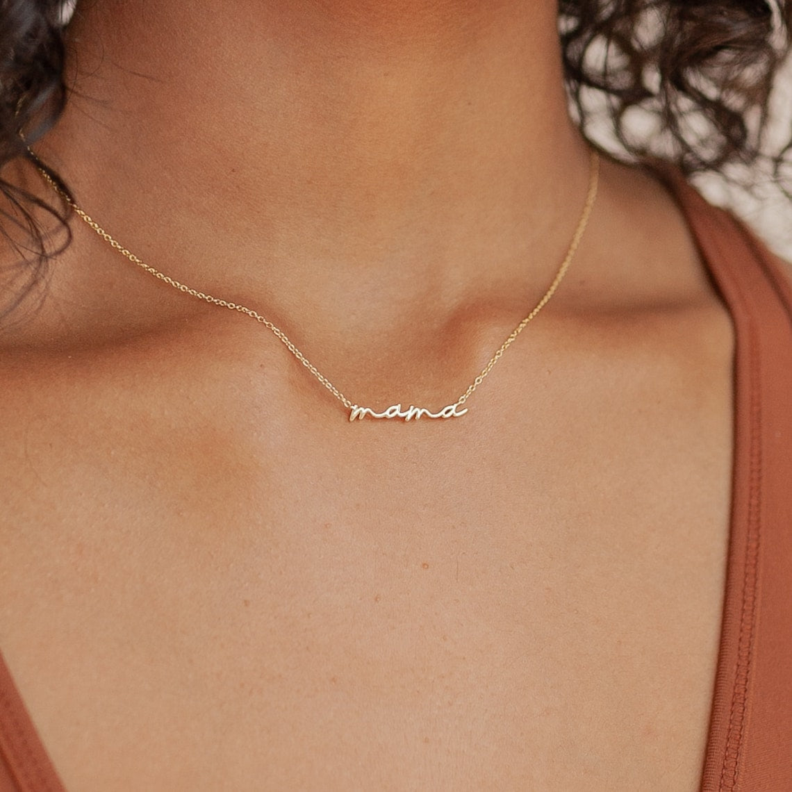 Halskette Damen goldfarben mit 'Mama'-Anhänger, elegant für besondere Anlässe - 4 - Marlena-atelier