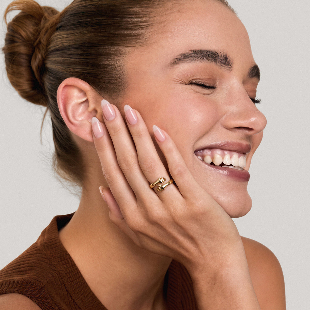 Ring Damen goldfarben mit verspieltem Hand-Design, modern und elegant - 2 - Marlena-atelier