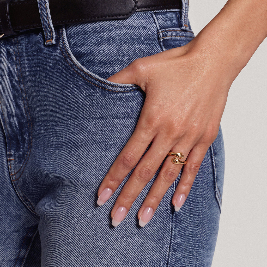 Ring Damen goldfarben mit verspieltem Hand-Design, modern und elegant - 3 - Marlena-atelier