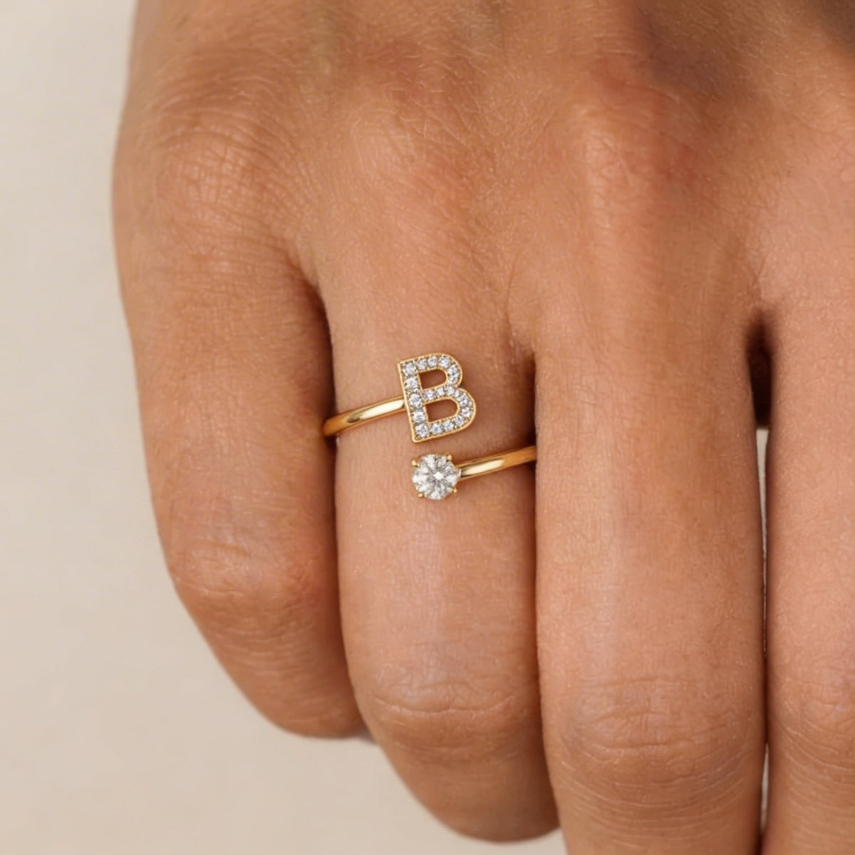 Ring Damen goldfarben mit Initial-Anhänger, modern und verspielt - 4 - Marlena-atelier