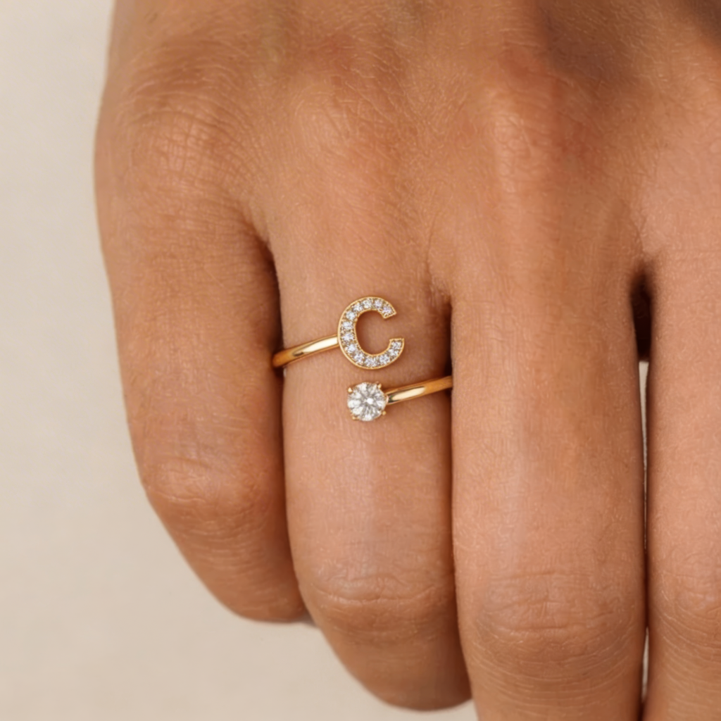 Ring Damen goldfarben mit Initial-Anhänger, modern und verspielt - 5 - Marlena-atelier