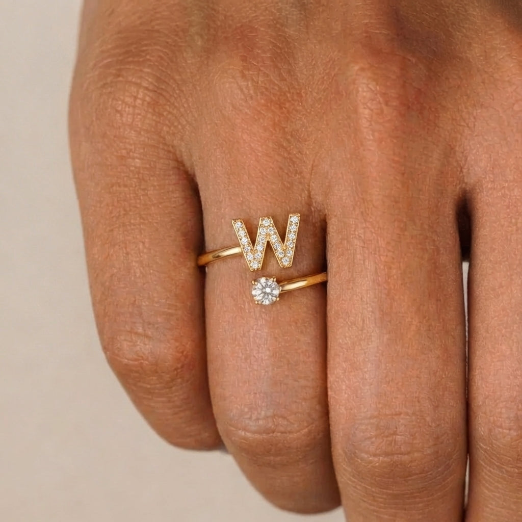 Ring Damen goldfarben mit Initial-Anhänger, modern und verspielt - 25 - Marlena-atelier