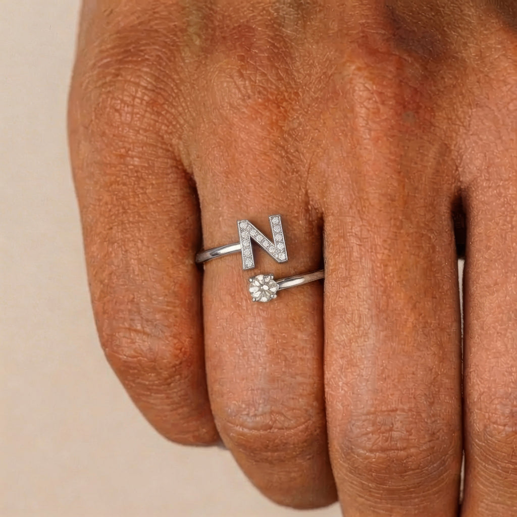 Ring Damen goldfarben mit Initial-Anhänger, modern und verspielt - 42 - Marlena-atelier