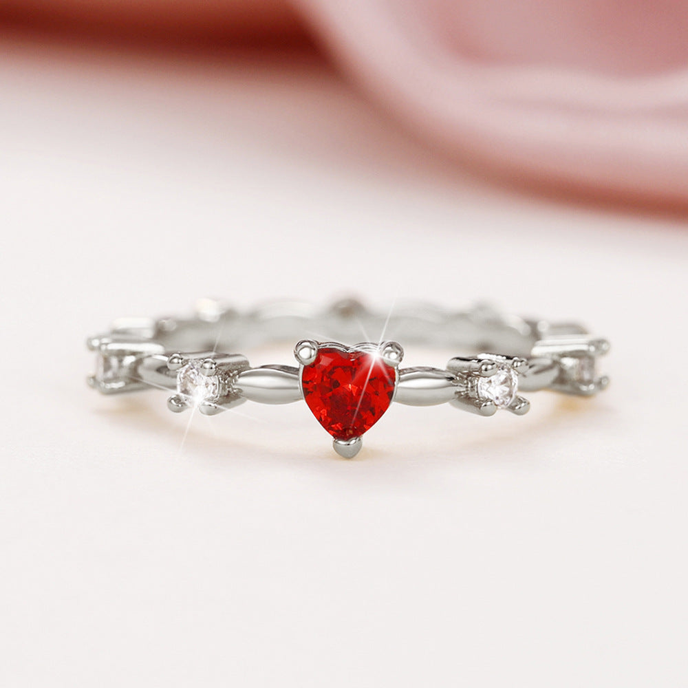 Cora – Herz-Ring mit rotem Stein – Marlena Atelier