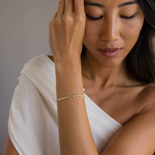 Armband Damen goldfarben mit Namensanhängern, filigran und modern - 1 - Marlena-atelier