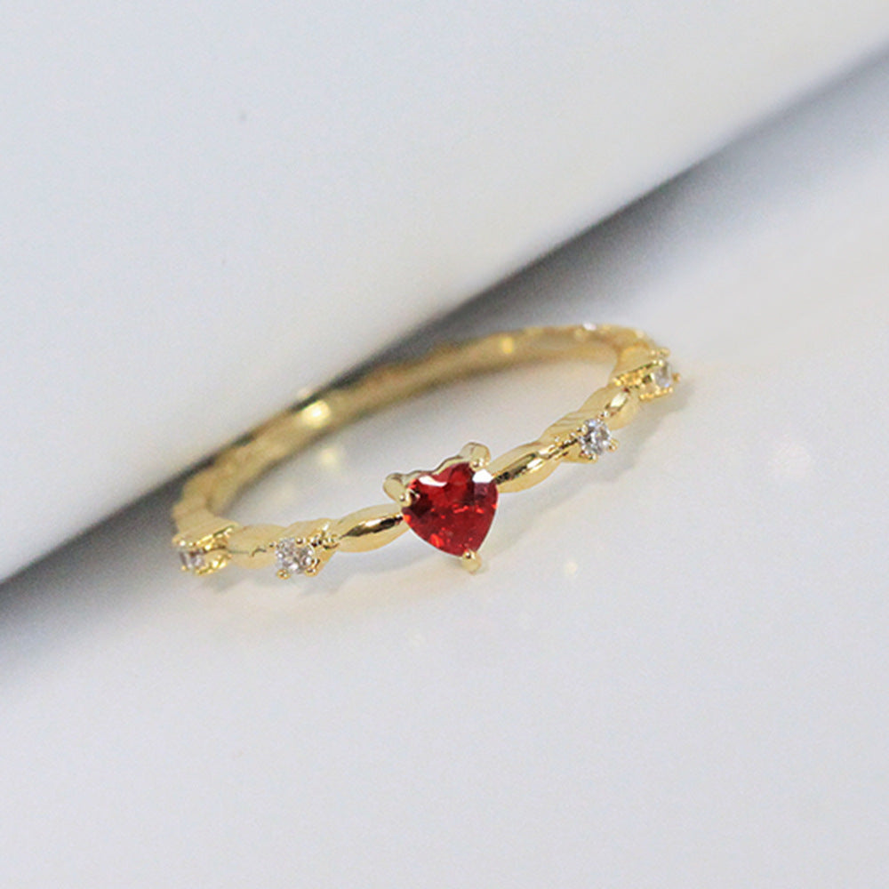 Cora – Herz-Ring mit rotem Stein – Marlena Atelier