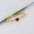 Cora – Herz-Ring mit rotem Stein – Marlena Atelier