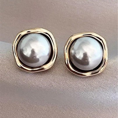 Grete – Graue Perlen-Ohrstecker (925er-Silberstift) – Marlena Atelier