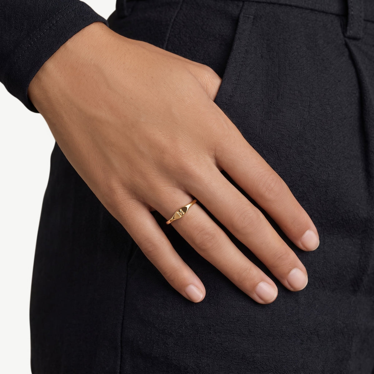 Ring Damen goldfarben mit geschwungenem Design, elegant und modern - 4 - Marlena-atelier