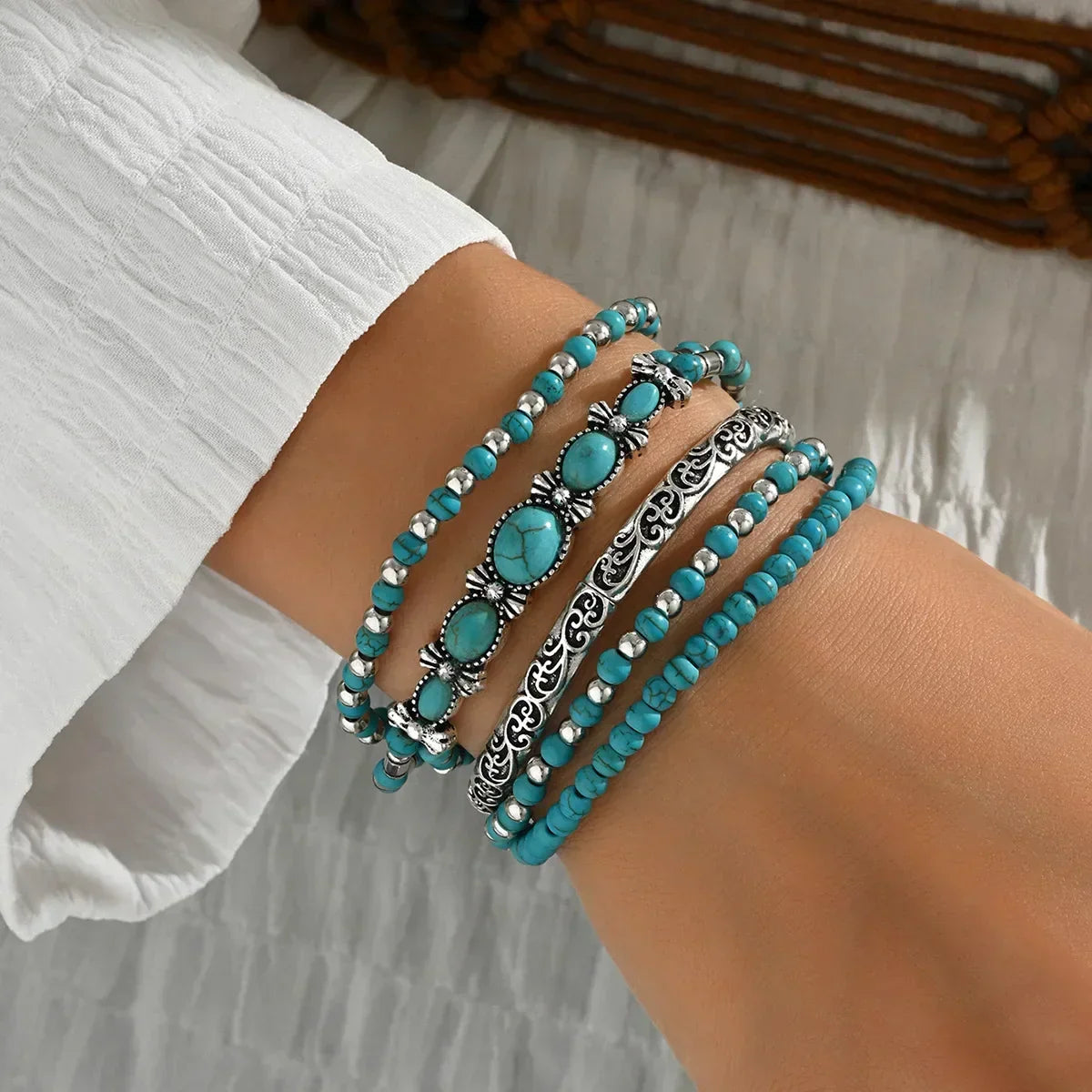 Armband Damen türkis mit filigranen Verzierungen, modern und verspielt - 1 - Marlena-atelier