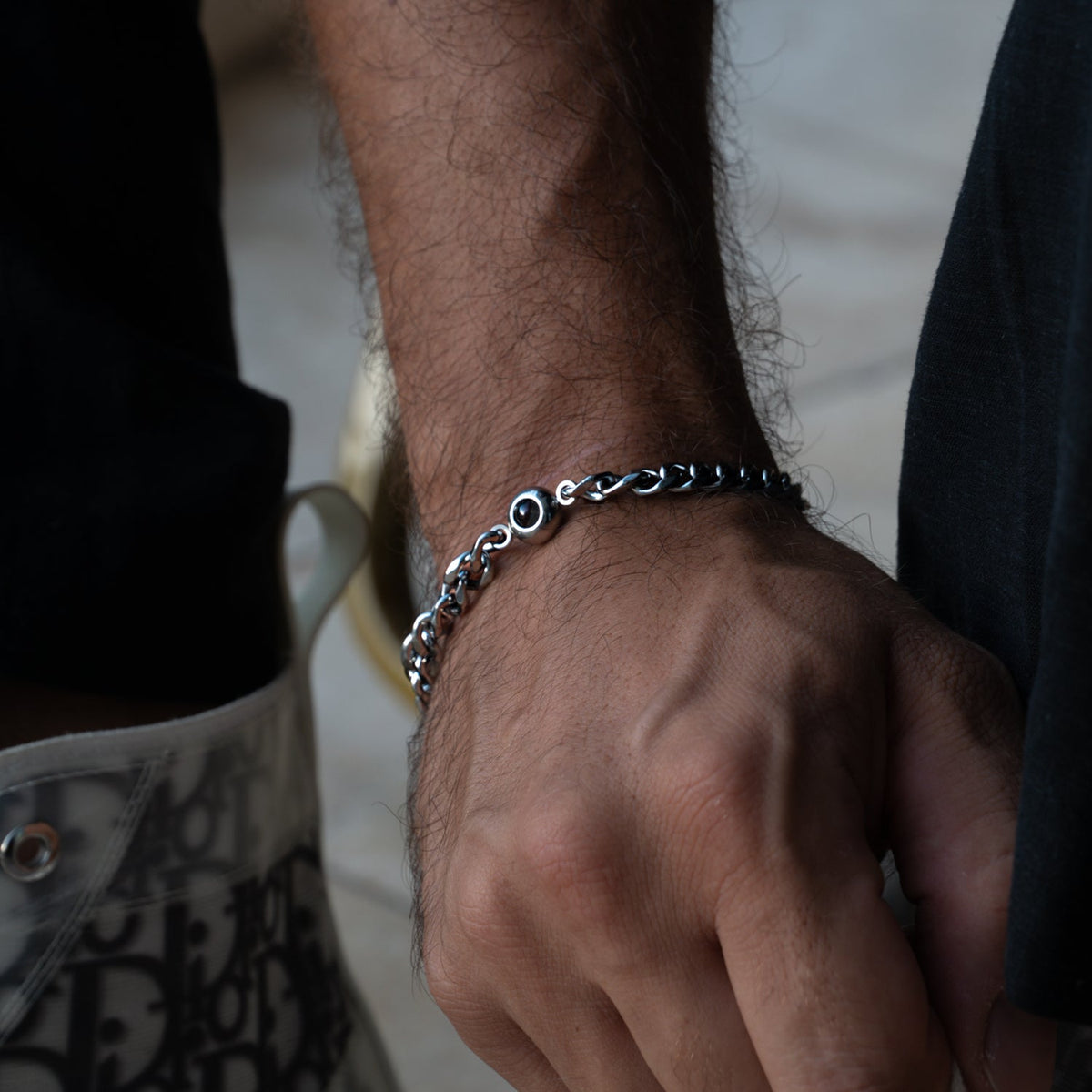 Armband Damen schwarz mit dekorativem Anhänger, modern und auffällig - 7 - Marlena-atelier