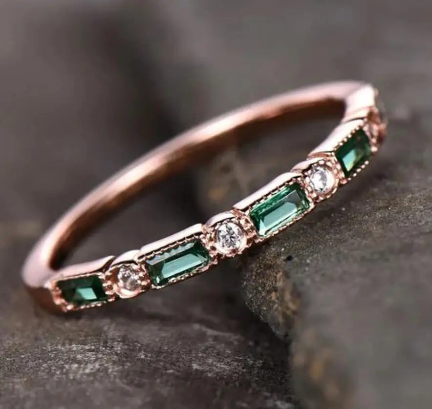 Smilla – Kleiner Ring mit grünem Stein – Marlena Atelier