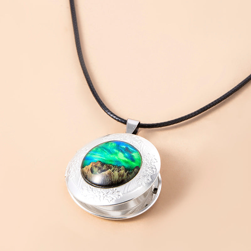 Halskette Damen silberfarben mit geometrischem Anhänger, modern und elegant - 1 - Marlena-atelier
