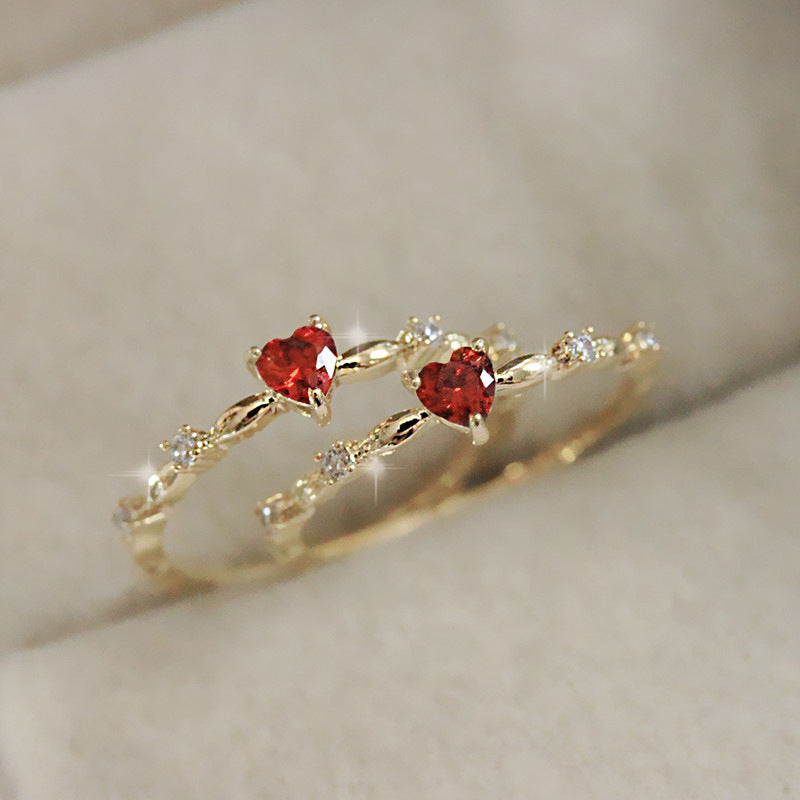 Cora – Herz-Ring mit rotem Stein – Marlena Atelier