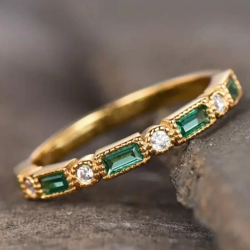 Smilla – Kleiner Ring mit grünem Stein – Marlena Atelier