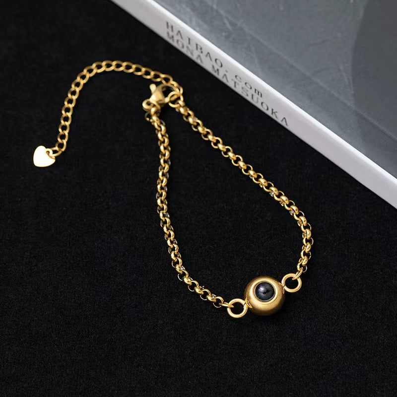 Armband Damen goldfarben mit dekorativem Anhänger, modern und stilvoll - 4 - Marlena-atelier