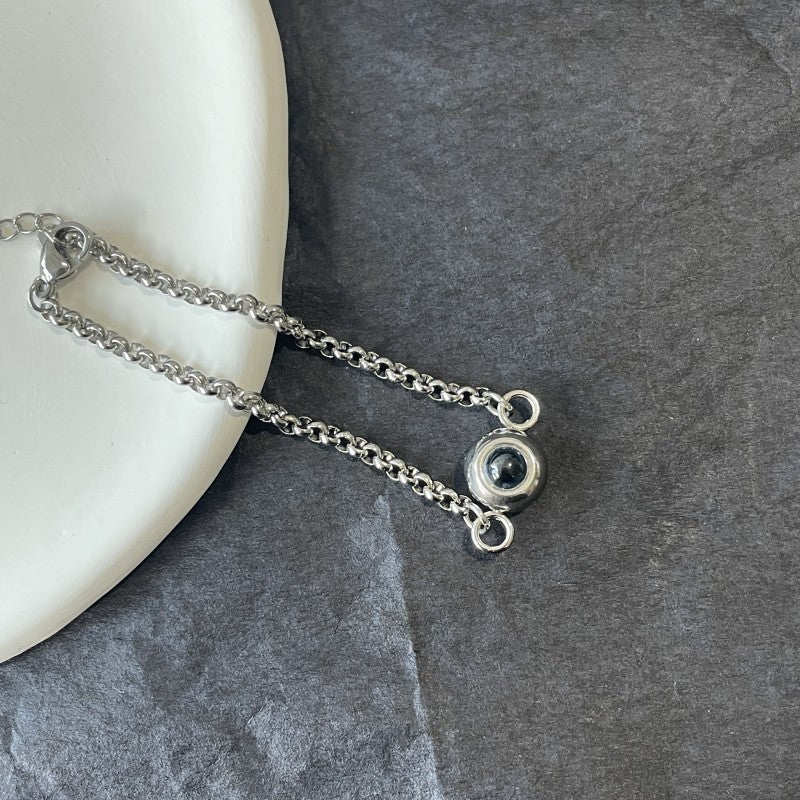 Armband Damen goldfarben mit dekorativem Anhänger, modern und stilvoll - 1 - Marlena-atelier