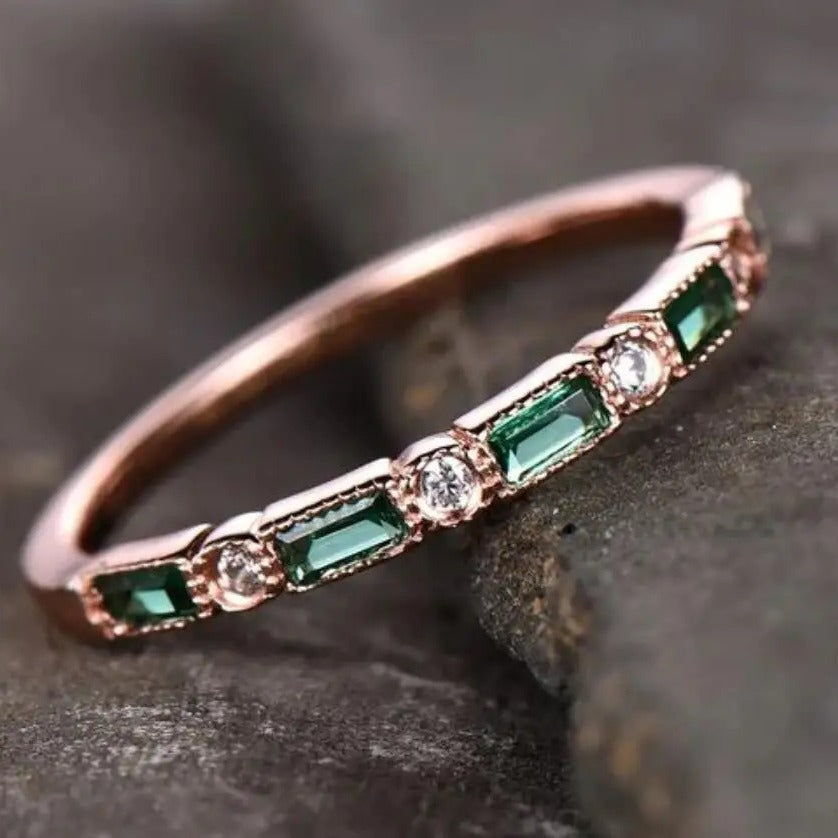 Smilla – Kleiner Ring mit grünem Stein – Marlena Atelier