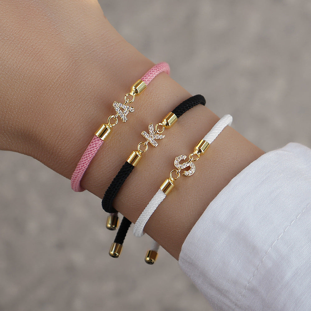 Armband Damen schwarz mit Buchstaben-Anhänger, modern und individuell - 1 - Marlena-atelier