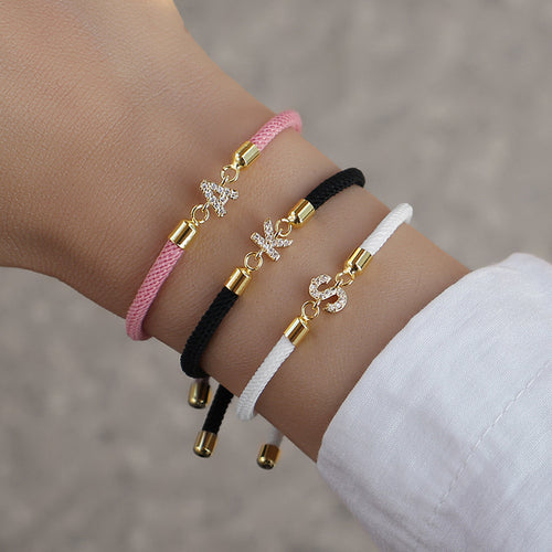 Armband Damen schwarz mit Buchstaben-Anhänger, modern und individuell - 1 - Marlena-atelier