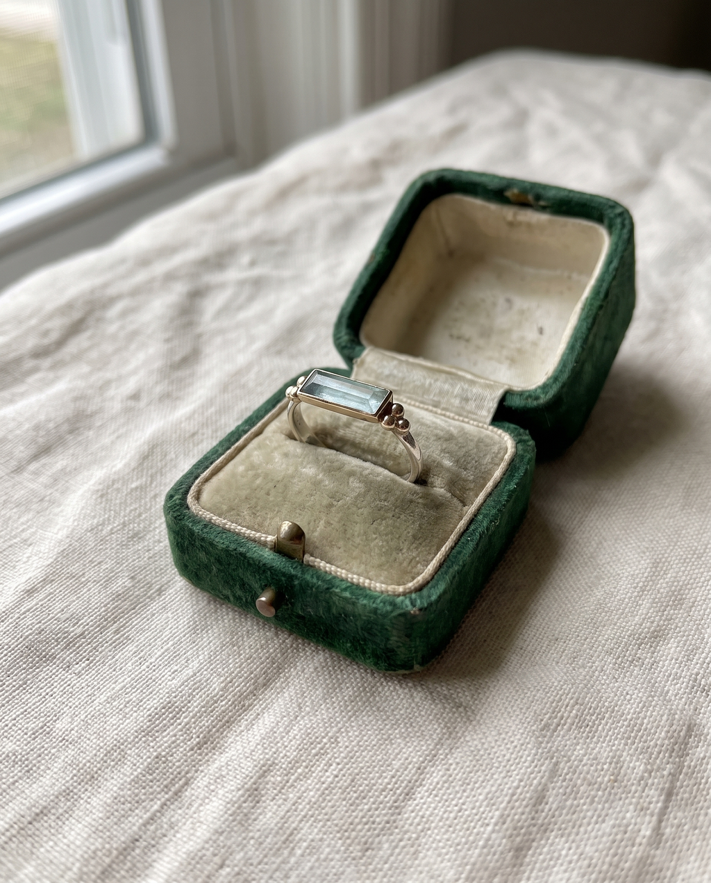 Alva – Geometrischer Zirkonia-Ring – Lifestyle