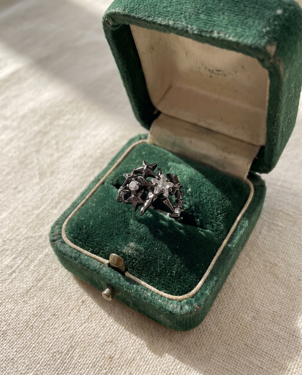 Nova – Sternen-Ringset in Dunkelgold – Lifestyle