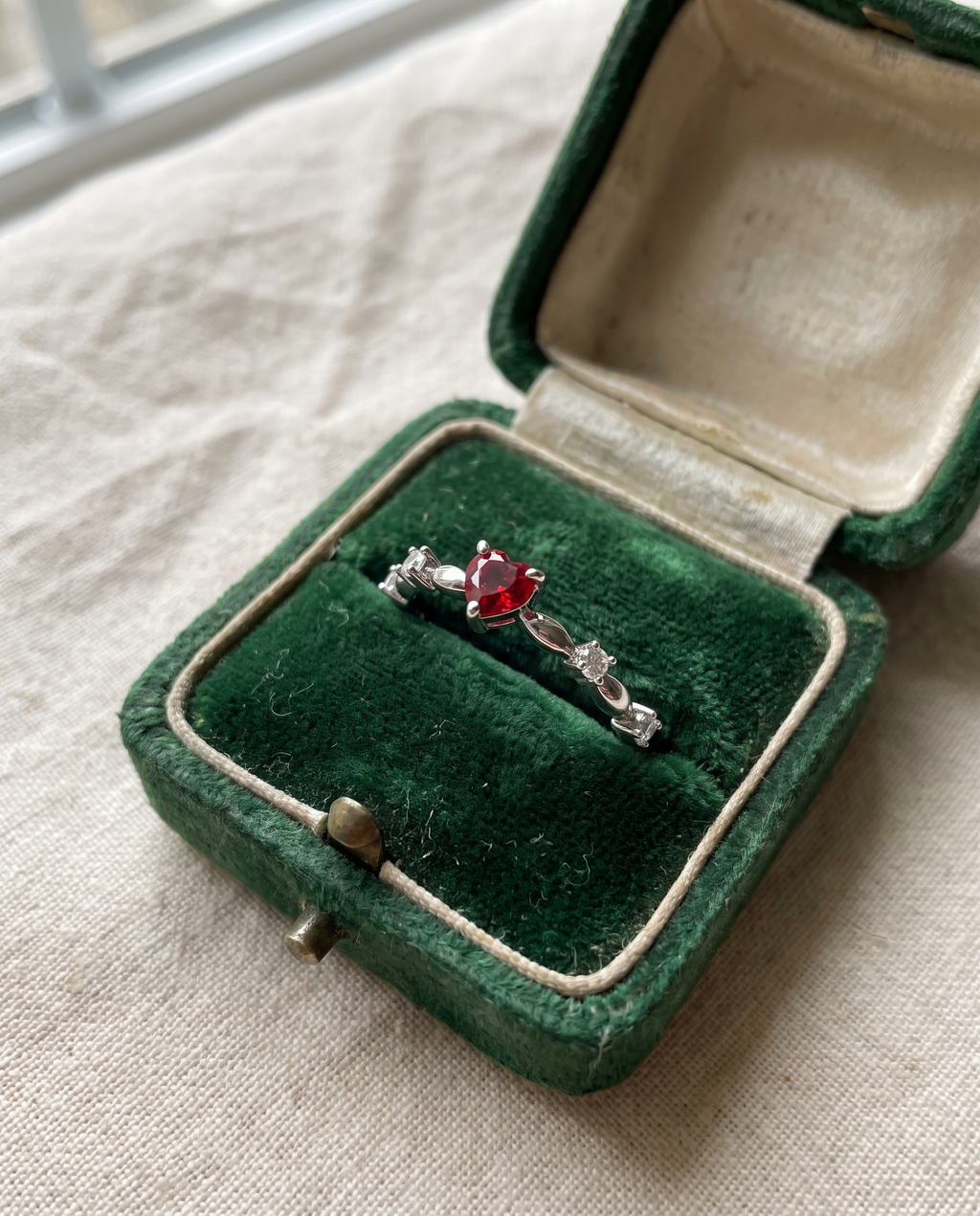 Cora – Herz-Ring mit rotem Stein – Lifestyle