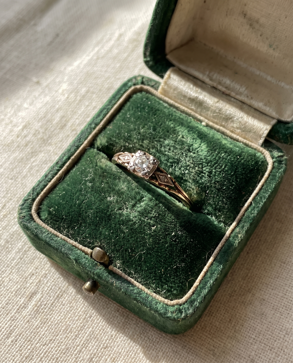 Klara – Goldener Solitär-Ring – Lifestyle