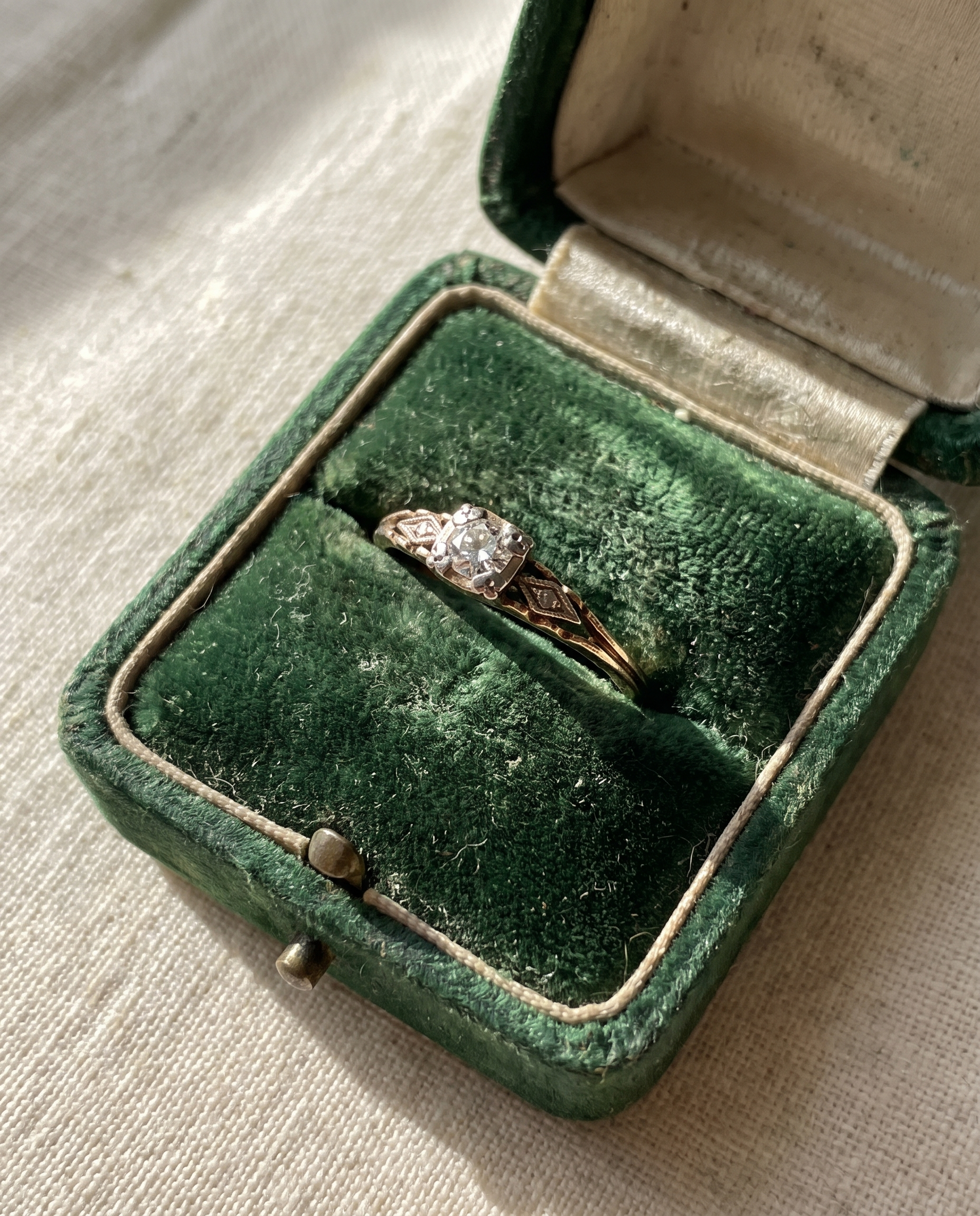 Klara – Goldener Solitär-Ring – Lifestyle