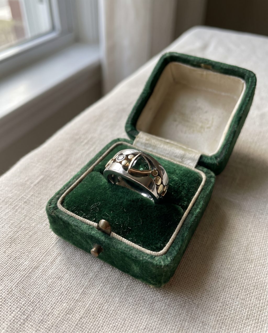Verena – Ornament-Ring mit grünem Zirkonia – Lifestyle