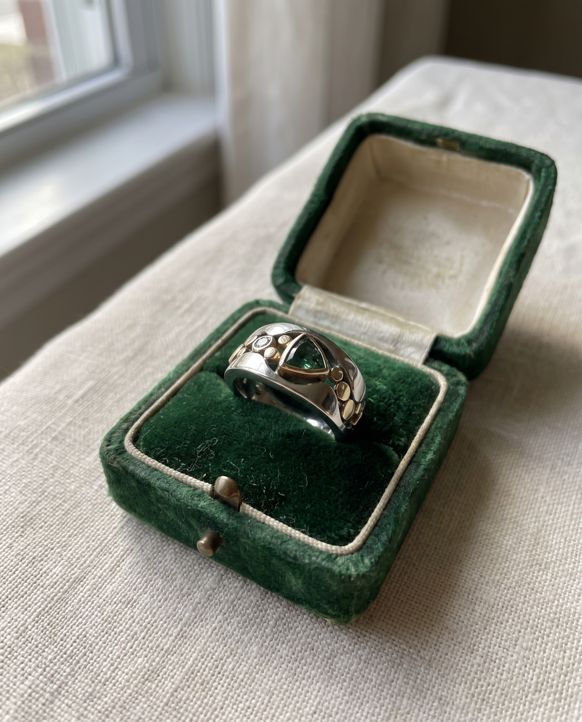 Verena – Ornament-Ring mit grünem Zirkonia – Lifestyle